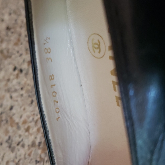 CHANEL Classic Black Leather & Patent Cap Toe Heeled Pump (early 90s?) - Picture 6 of 12